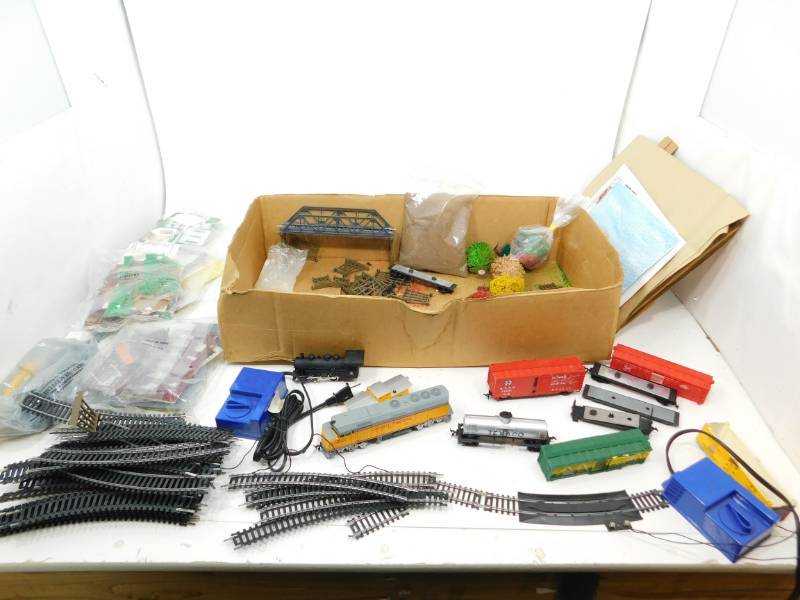 lot 24 image: Miscellaneous Accessories Items For H.O. Scale Train Sets