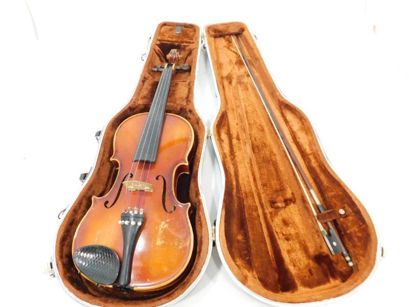 lot 28 image: E R Pfretzschner Violin Mittenwald OBB Violin  Hand Made Copy Of Antonius Stradivarius W Bow