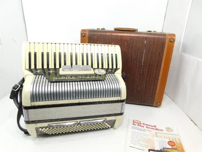 lot 29 image: Settimo Soprani Dick Contino White Sparkle Piano Accordion In Carrying Case