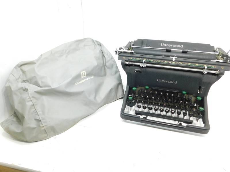 lot 32 image: Vintage 1920 Underwood Manual Typewriter