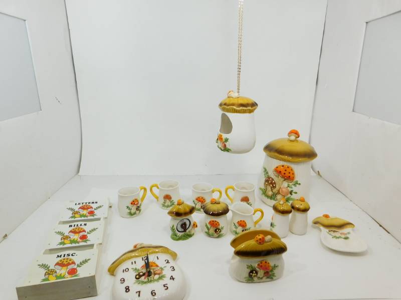 lot 58 image: Mushroom Design Ceramic Items