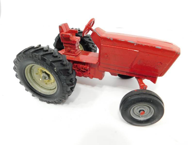 lot 83 image: Ertl Big Farm 116 IH Wide Front Tractor