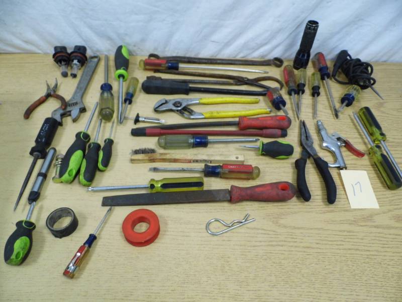 lot 17 image: Tools