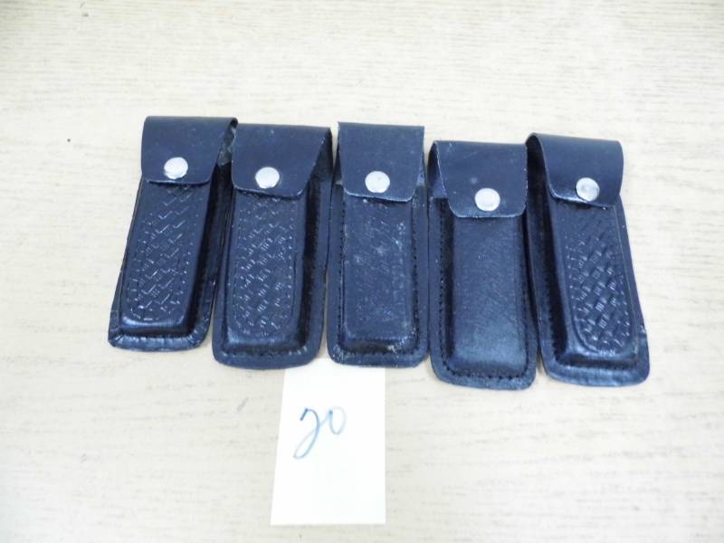 lot 20 image: Lot of 5 Knives w Holsters