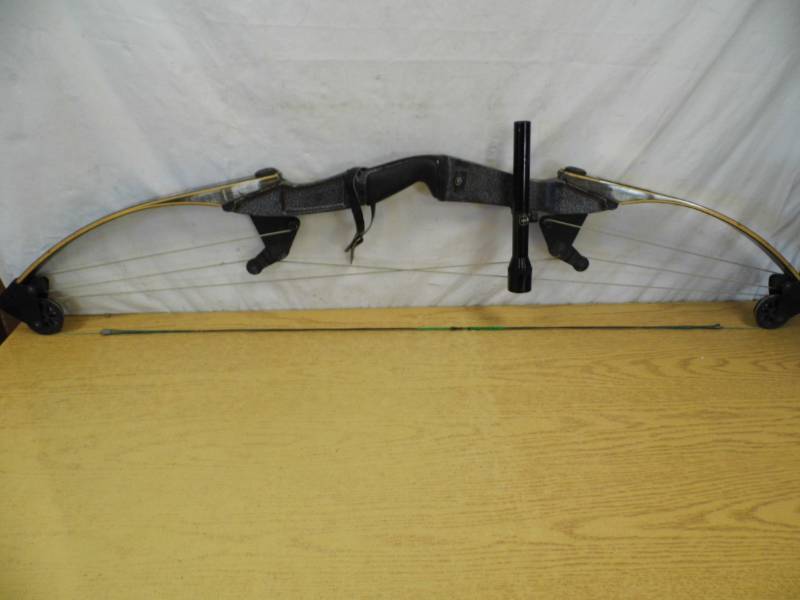 lot 32 image: Compound Bow w Sight