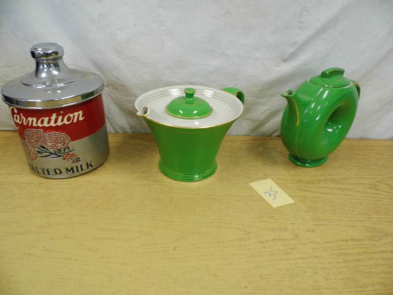 lot 35 image: Lot of Green Halls Pieces - Carnation Canister
