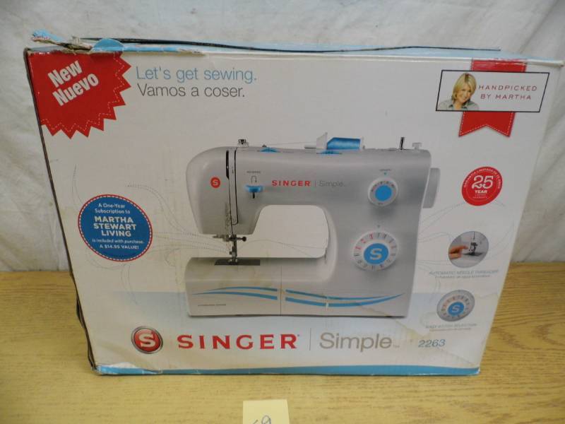 lot 59 image: Singer Sewing Machine
