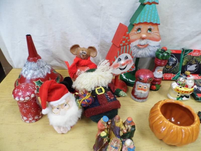 lot 62 image: Holiday Dcor