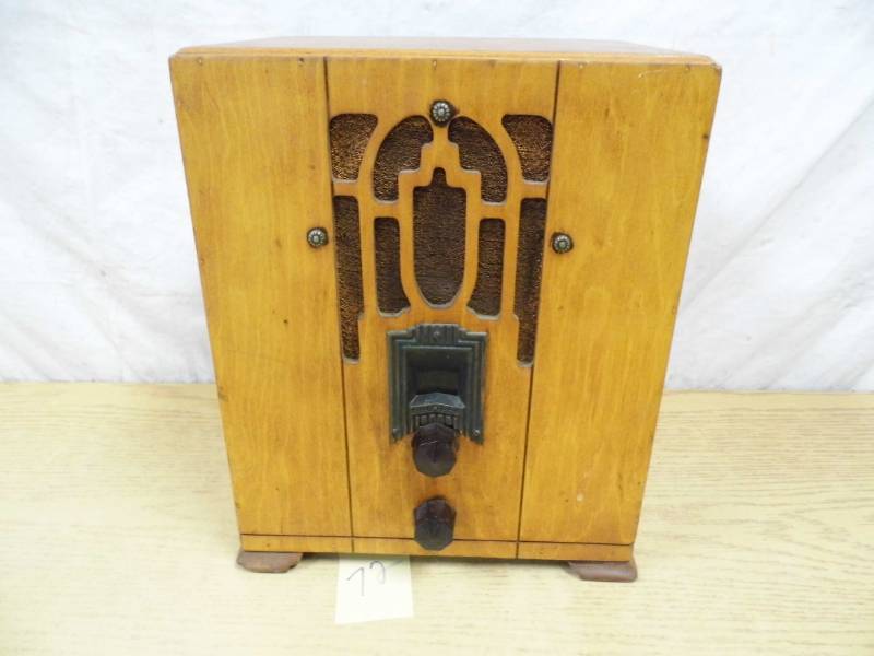 lot 72 image: Vintage Radio