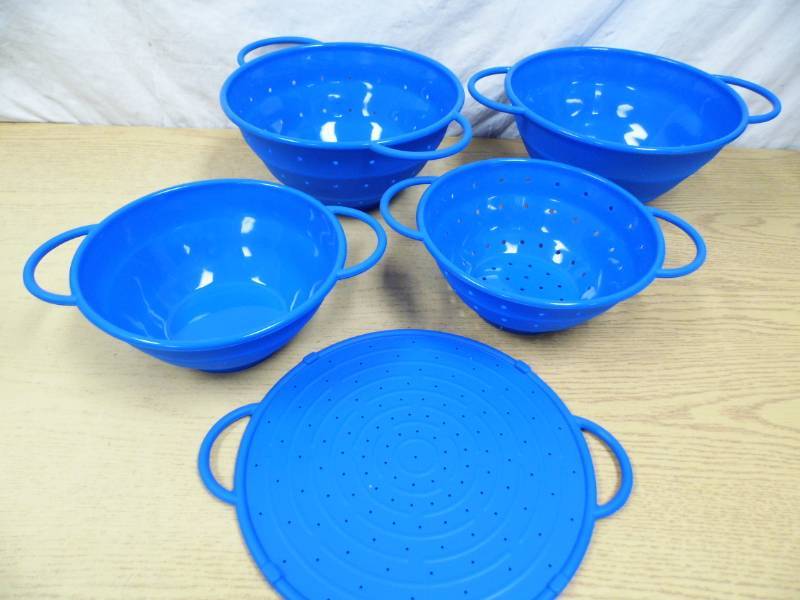 lot 84 image: New Collapsible BowlsCollanders