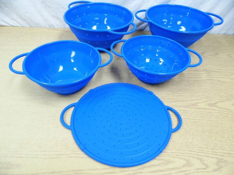 lot 85 image: New Collapsible BowlsCollanders