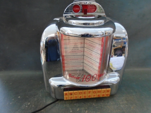 lot 4 image: Jukebox Styled Radio with Cassette Player
