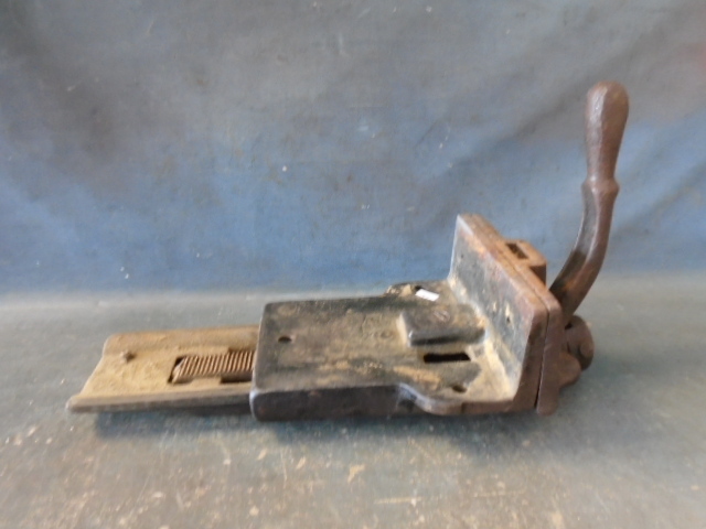 lot 9 image: Vintage Vise