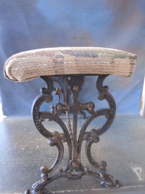 lot 15 image: Padded Footboard Bench
