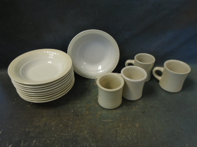 lot 54 image: Vintage Gibson China Soup Bowls and Mugs
