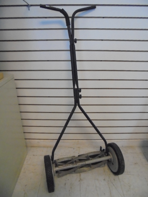 lot 34 image: Manual Push Mower