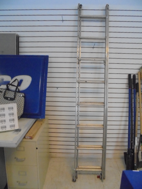 lot 37 image: Aluminum Ladder