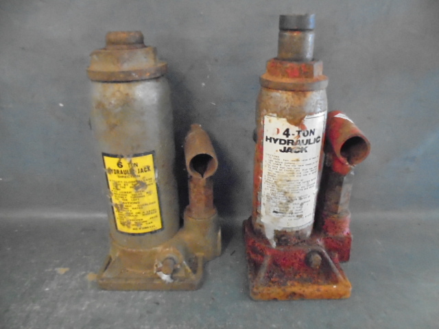 lot 40 image: Bottle Jacks