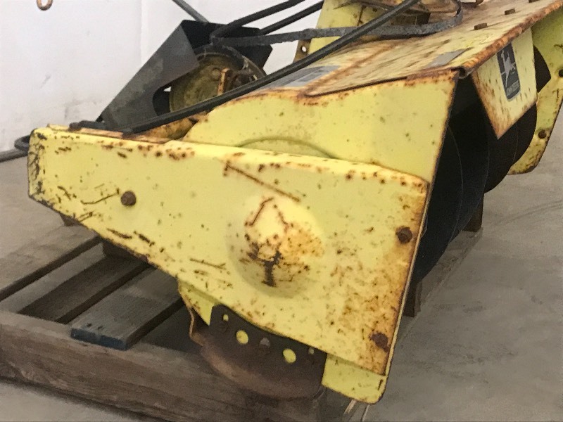 lot 2 image: John Deere Lawn Tractor Snow Thrower