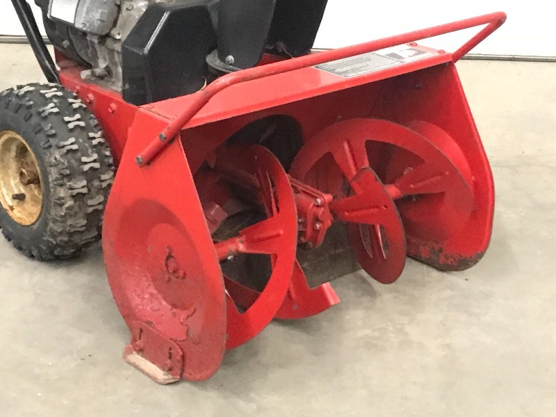 lot 6 image: Snapper 724 Snow Blower