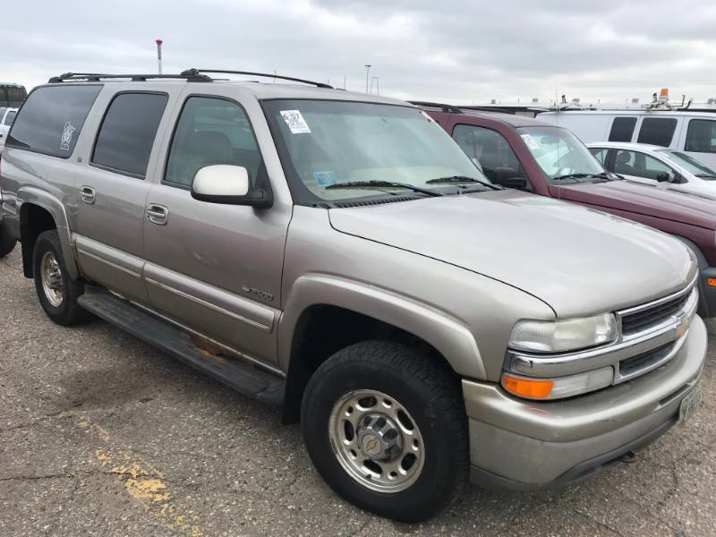 lot 19 image: 2000 Chevrolet Suburban 2500 LT 4x4