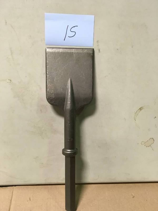 lot 15 image: Makita 5 in. x 17-12 in. 1-18 in. Hex Asphalt Cutter