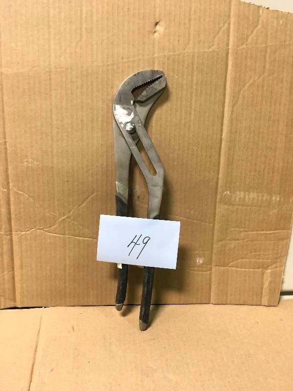lot 49 image: HUSKY PLIER TOOL