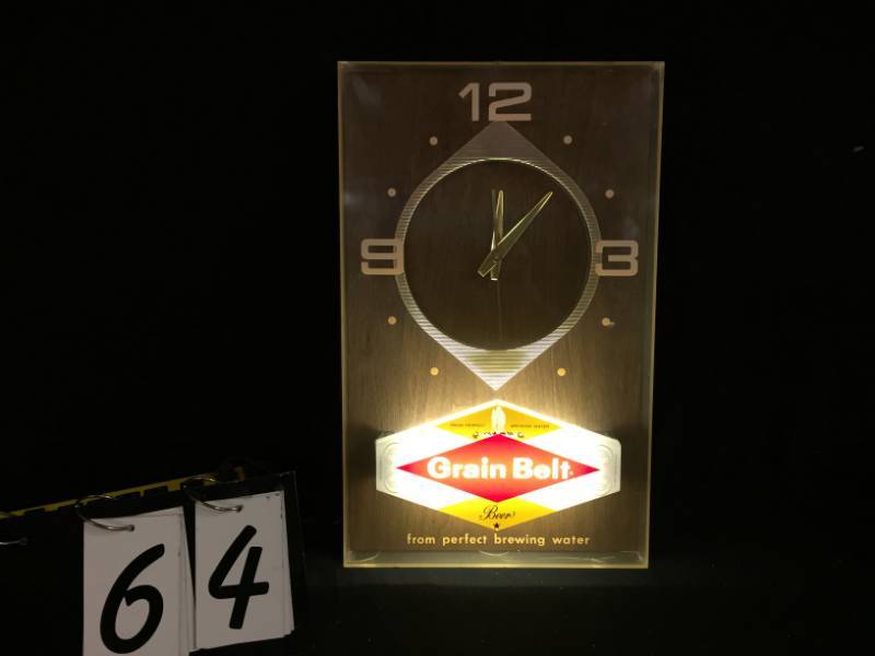 lot 64 image: Vintage Grain Belt light up clock