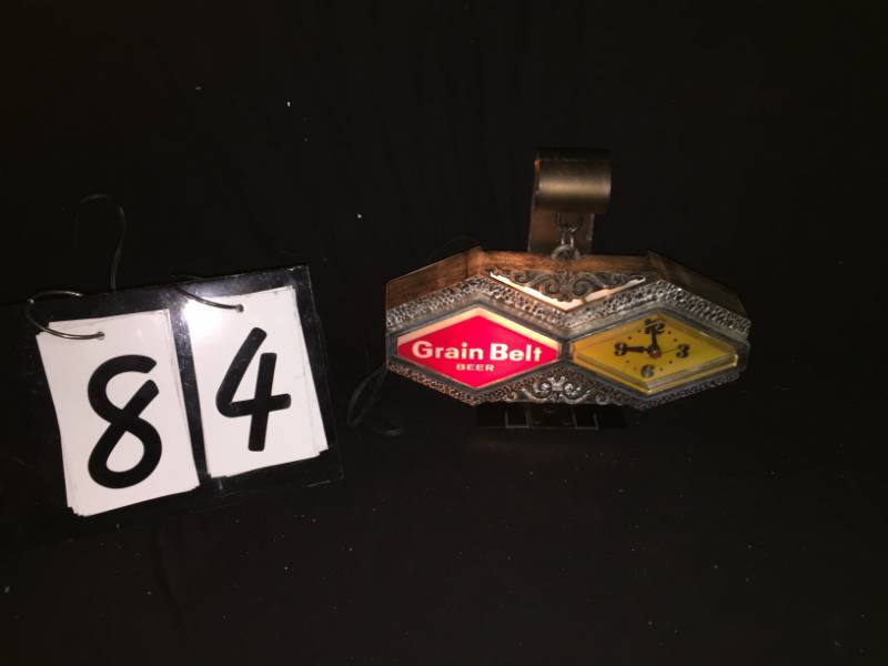 lot 84 image: Grain Belt light up clock