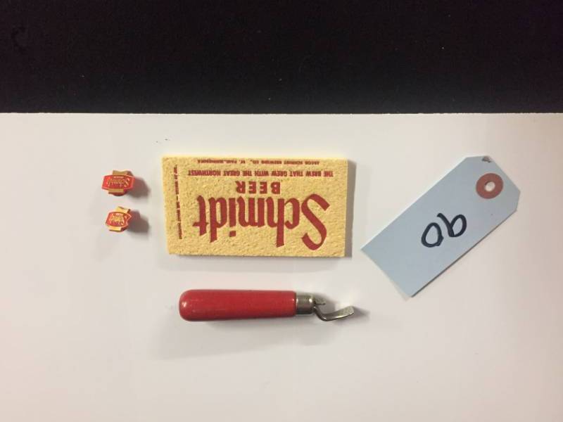 lot 90 image: Lot of Schmidt Beer advertising items
