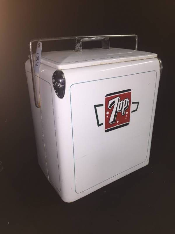 lot 184 image: Vintage 7-Up cooler