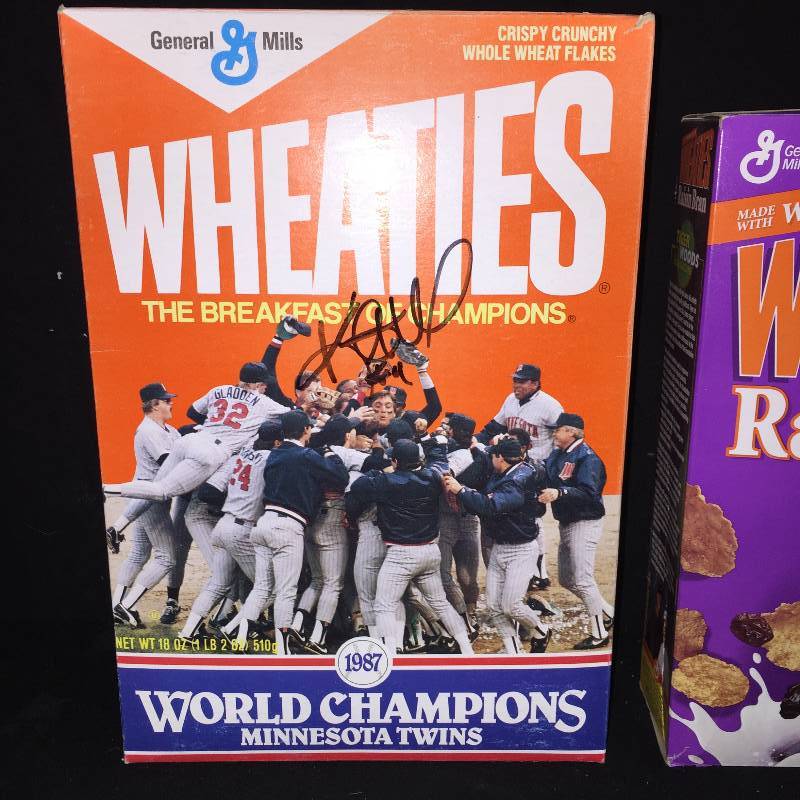 lot 252 image: Lot of 4 Collectors Wheaties boxes, including autograph by Kent Hrbek, baseball and golf