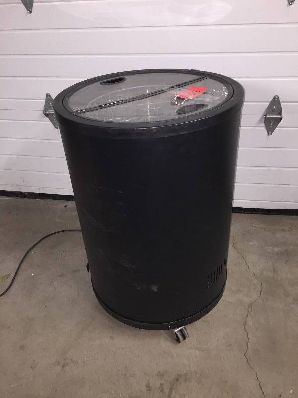 lot 255 image: Rolling, plug in beverage cooler