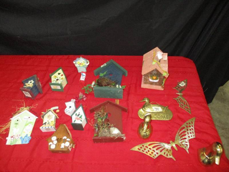 Various gold decorations and birdhouse sculptures