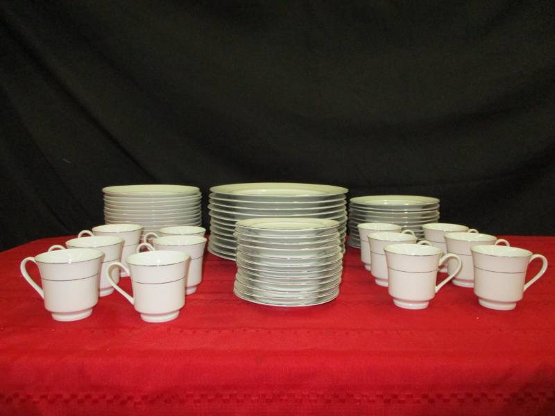 12 Place settings  Classic Platinum