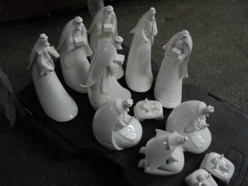 12 pieces of Nativity Scene-some du...