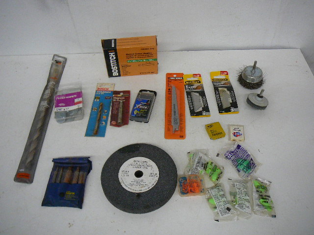 lot 17 image: Bostitch Staples