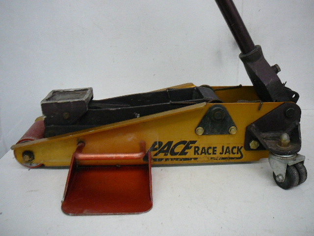 lot 51 image: Pace Aluminum race Jack