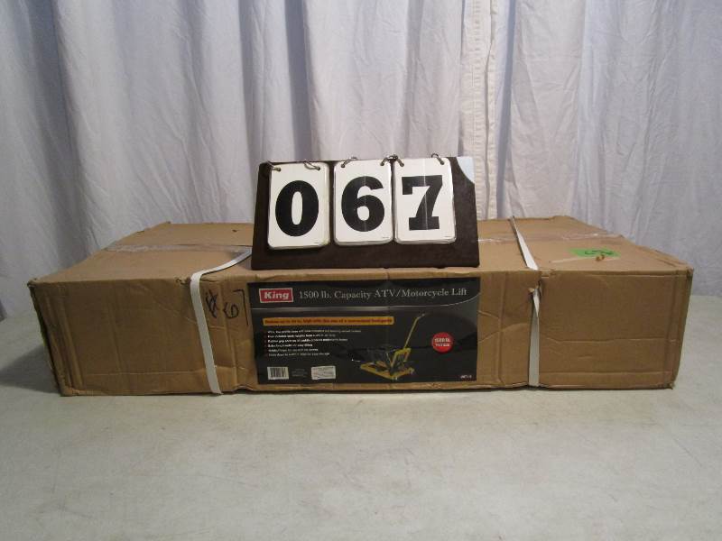 lot 67 image: ATVMotorcycle Lift