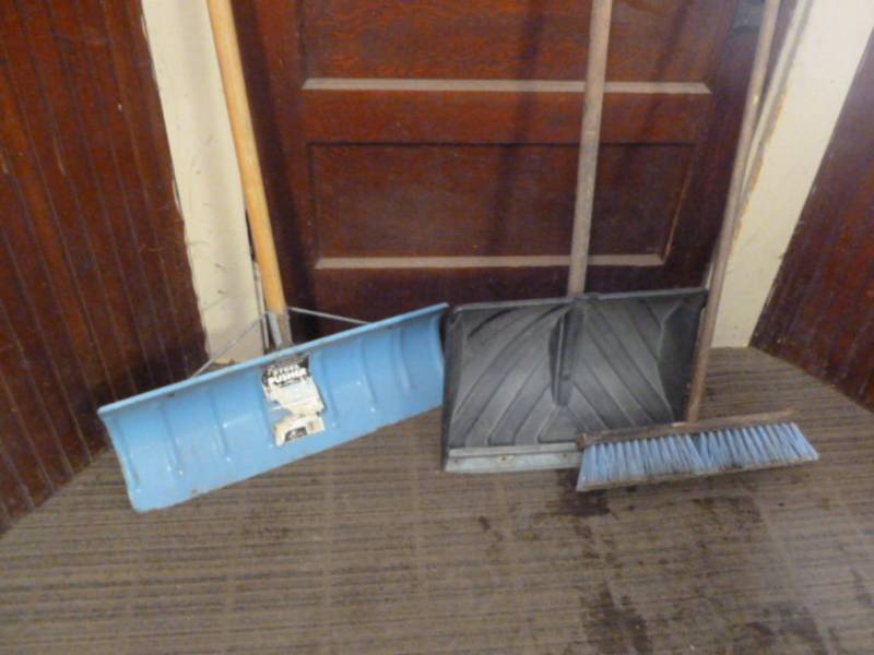 lot 15 image: Snow Shovels