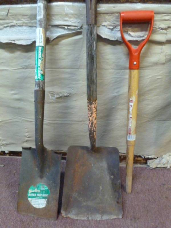 lot 18 image: Shovels