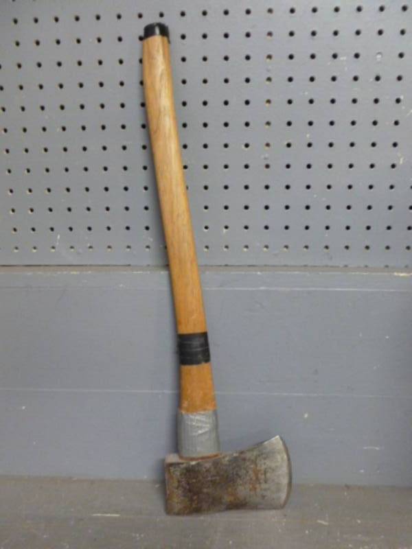 lot 21 image: Vintage Ax