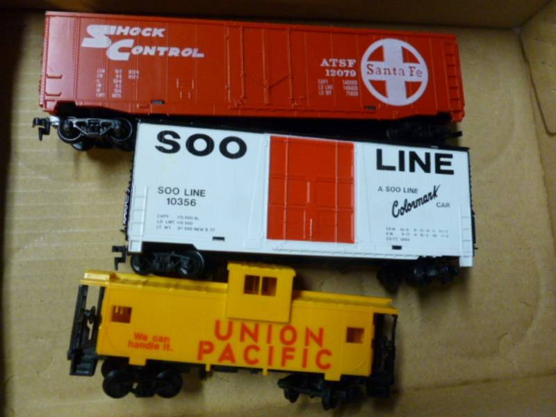 lot 32 image: HO Scale Train Cars