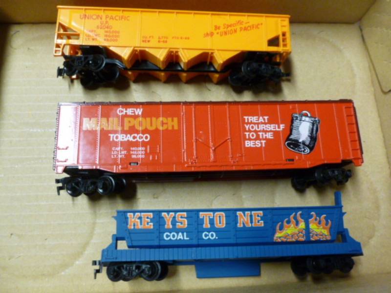 lot 33 image: HO Scale Train Cars