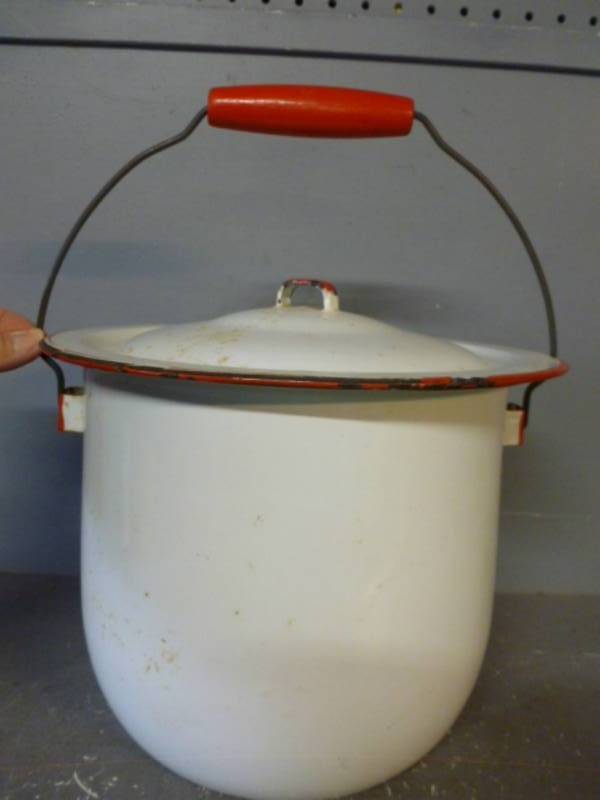 lot 135 image: Vintage Enamelware