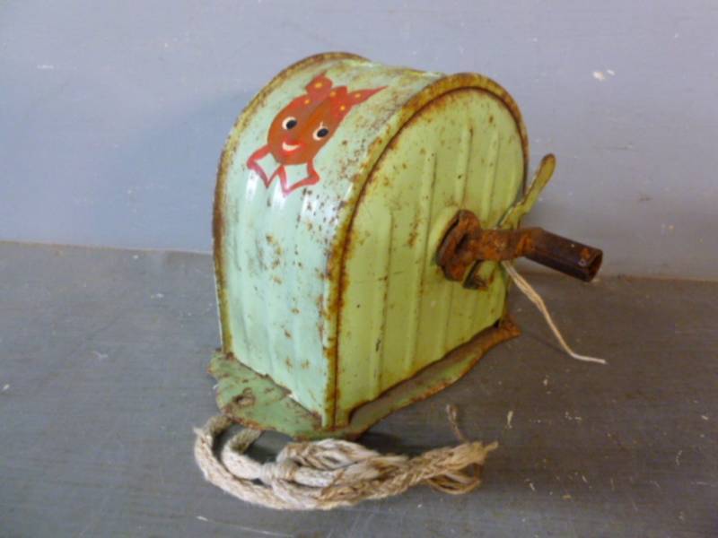 lot 141 image: Vintage String Winder