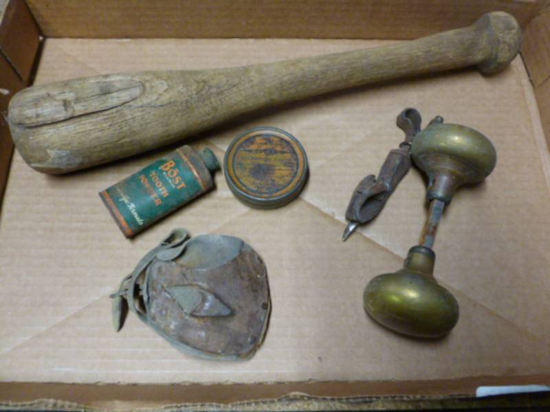 lot 152 image: Vintage Items