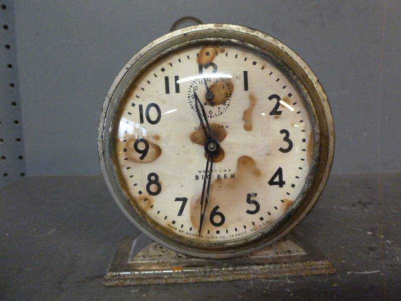 lot 160 image: Vintage Clock