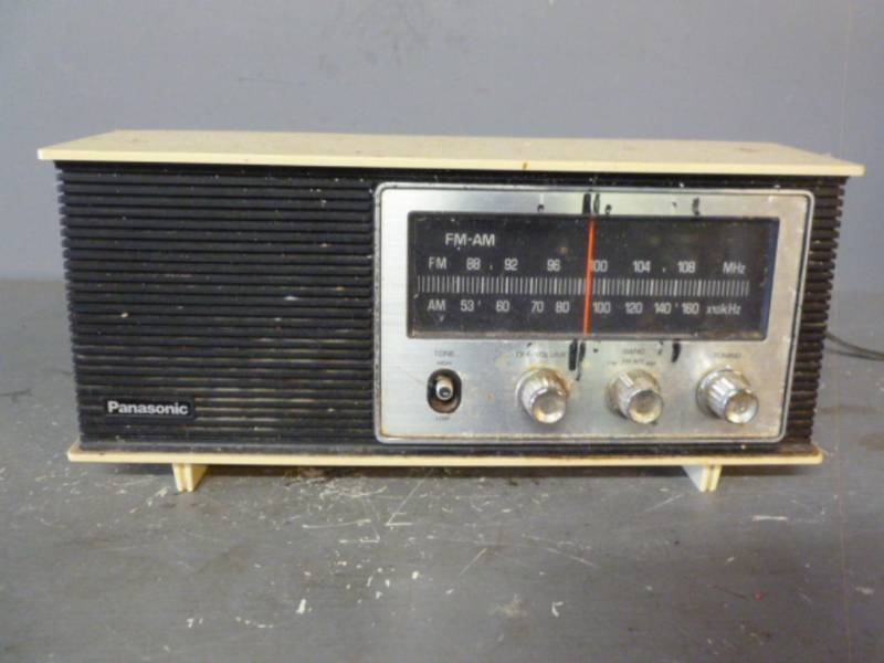lot 166 image: Shelf Radio