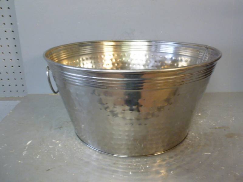 lot 209 image: Metal Tub